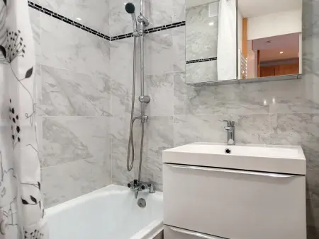 Appartement rénové 2 pièces, centre station, piscine, animaux admis - Photo 5