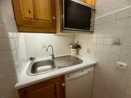 Appartement fonctionnel proche des pistes avec balcon et parking - Photo 5