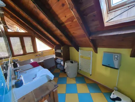 Appartement rénové avec poêle à bois, Wifi, parking - 10 min skibus et commerces - Photo 7