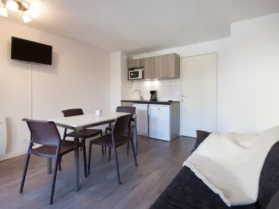 Apartamento en Briançon, Studio rénové au pied des pistes avec balcon et Wifi gratuit à Briançon - L941217