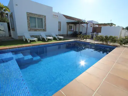 Maison à Deltebre, Maison familiale près de la plage avec piscine privée, WiFi gratuit et climatisation optionnelle - L851665