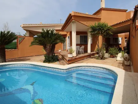 Maison à Deltebre, Villa au bord de mer avec piscine privée, climatisation en option, WiFi gratuit, animaux admis - L851683