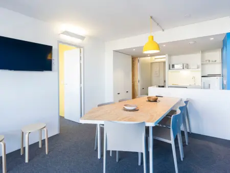 Appartement rénové calme avec balcon, wifi, parking inclus, proche Transarc et commerces - Photo 2