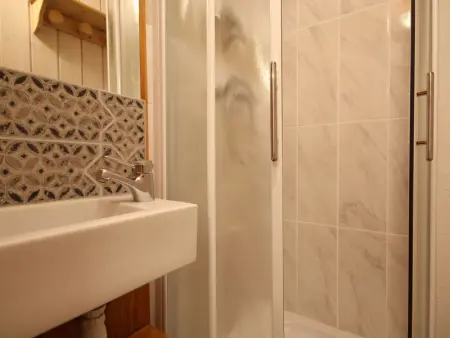 Appartement Rénové au Centre, Balcon Sud-Ouest, Wifi Gratuit, Proche Pistes et Commerces - Photo 9