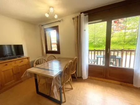 Appartement cosy au pied des pistes avec piscine, balcon et parking privé - Photo 4