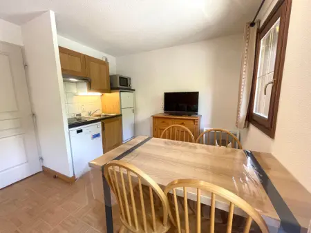 Appartement cosy au pied des pistes avec piscine, balcon et parking privé - Photo 5