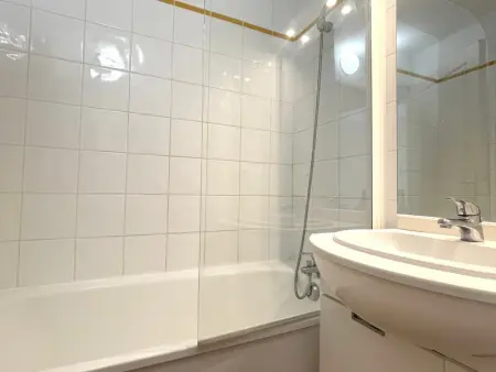 Appartement cosy au pied des pistes avec piscine, balcon et parking privé - Photo 6