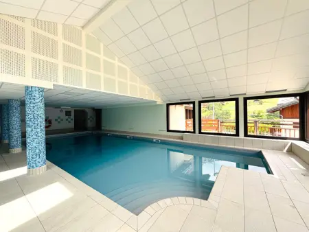 Appartement cosy au pied des pistes avec piscine, balcon et parking privé - Photo 11