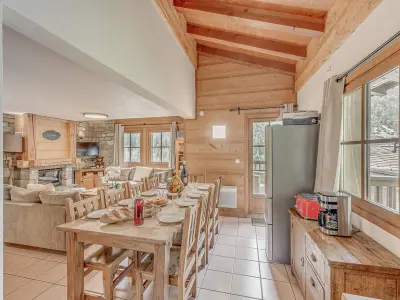 Chalet à Tignes Les Brévières, Chalet Joséphine à Tignes - 108m² avec jacuzzi, 5 ch. et 5 sdb, proche remontées mécaniques et village - L852041