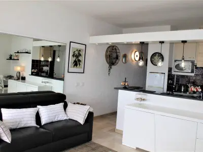 Appartement à Villeneuve Loubet, Appartement Contemporain, 4 Couchages, Climatisé avec Parking - L897759