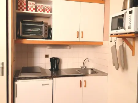 Studio fonctionnel au pied des pistes avec balcon et parking gratuit - Photo 2