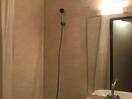 Studio fonctionnel au pied des pistes avec balcon et parking gratuit - Photo 4