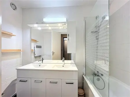 Appartement tout confort skis aux pieds avec balcon et piscine chauffée - Photo 10