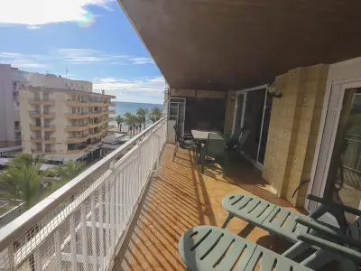 Appartement à Salou, Appartement en bord de mer à Salou avec terrasse face à la plage, 2 chambres et climatisation - L898455