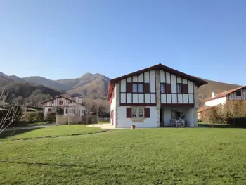 Casa rural en Sare,Maison indépend. à 1,6 km de Sare, jardin clos, terrasse, 4 ch, cheminée, tout-inclus, vélos dispos. FR-1-384-566 N°853742