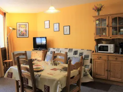 Appartement à Vars, Studio cabine avec coin nuit, 6 couchages, balcon, centre station Vars Les Claux, proche pistes et commerces - L898929