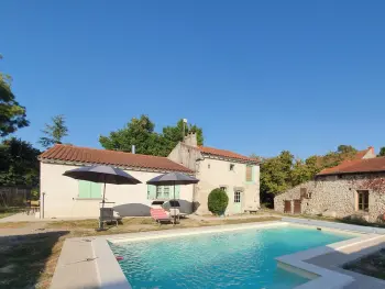 Gite à Charroux   Allier,Charmant Gîte avec Piscine Privative et Terrasse à Charroux, Village Médiéval FR-1-489-394 N°854007