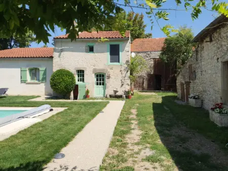 Gîte charmant à Charroux avec piscine et terrasse privative - Photo 18