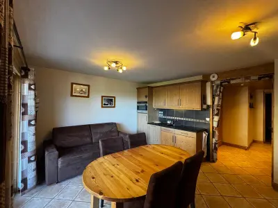 Appartement à Les Carroz d'Arâches, Appartement cosy 6 personnes avec garage, terrasse et wifi au cœur du village, proche pistes et commerces - N°899202