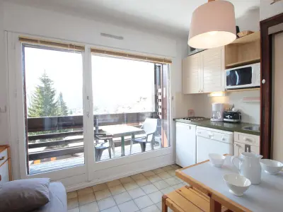 Appartement à Les Carroz d'Arâches, Studio cosy 4 pers. au pied des pistes avec balcon - Proche centre et commodités - L899222