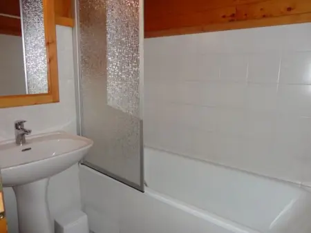 Chalet 3 Chambres 8 Pers, 800m Pistes, Parking Couvert, Poêle à Bois, Quartier Calme - Photo 2