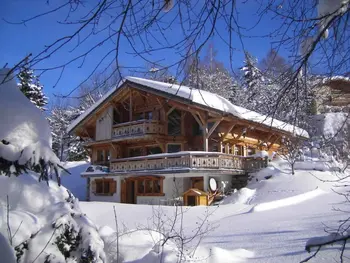 Chalet in Arâches la Frasse,Chalet cosy 12 pers. à 1km des pistes, 5 ch., WiFi, cheminée, abri voiture FR-1-572-30 N°854225