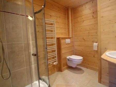 Chalet cosy 12 pers. à 1km des pistes, 5 ch., WiFi, cheminée, abri voiture - Photo 12