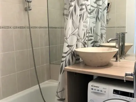 Studio skis aux pieds avec balcon, parking, proche commodités, accès piscine chauffée - Photo 10