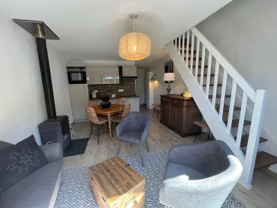 Appartement à Les Carroz d'Arâches, Appartement rénové 3 pièces avec mezzanine, poêle à bois et garage, proche des pistes - L899304