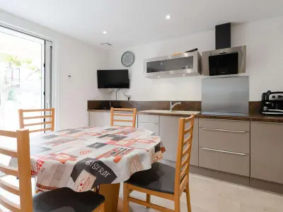 Appartement à Fleury Saint Pierre la Mer, Appartement T3 climatisé, rénové avec goût, à 150m de la plage, avec terrasse et équipements complets - L899883