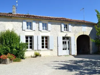 Gite à Bréville,Maison charentaise rénovée avec jardin, jeux pour enfants, visites et festival, proche vignes FR-1-653-104 N°855026