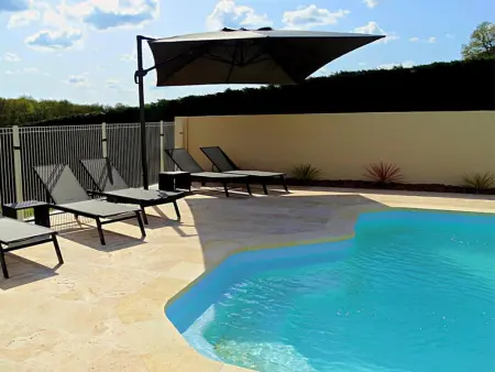 Maison spacieuse en pleine nature avec piscine, équipements de loisirs et randonnées à proximité - Photo 2