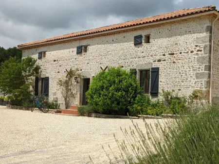 Maison spacieuse en pleine nature avec piscine, équipements de loisirs et randonnées à proximité - Photo 6