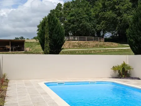 Maison spacieuse en pleine nature avec piscine, équipements de loisirs et randonnées à proximité - Photo 8