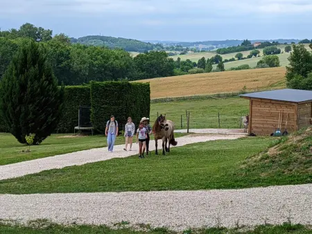 Maison spacieuse en pleine nature avec piscine, équipements de loisirs et randonnées à proximité - Photo 12