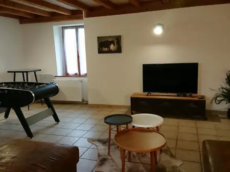 Maison spacieuse en pleine nature avec piscine, équipements de loisirs et randonnées à proximité - Photo 18