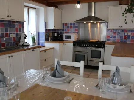 Maison spacieuse en pleine nature avec piscine, équipements de loisirs et randonnées à proximité - Photo 25