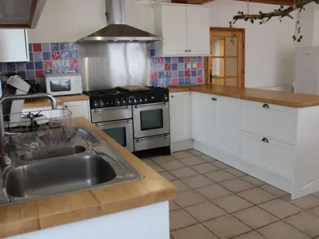 Maison spacieuse en pleine nature avec piscine, équipements de loisirs et randonnées à proximité - Photo 26