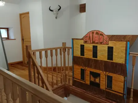 Maison spacieuse en pleine nature avec piscine, équipements de loisirs et randonnées à proximité - Photo 30