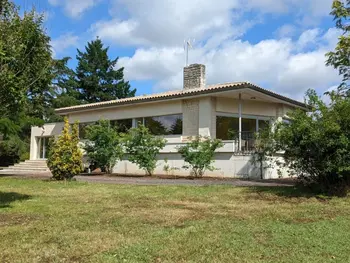 Gîte in Agris,Superbe maison avec spa privatif, jardin, animaux acceptés et Wi-Fi FR-1-653-112 N°855033