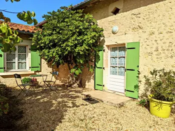 Gite à Bellon,Gîte de charme avec jardin, proche d'Aubeterre-sur-Dronne, pour 6 pers., cheminée, WIFI, équipements bébé FR-1-653-116 N°855036