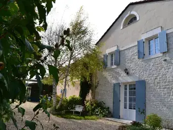 Agriturismo a Saint Genis d'Hiersac,Gîte au bord de la Charente avec jardin privatif, wifi fibre, vélos et équipements familiaux FR-1-653-162 N°855075