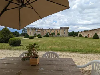 Gite à Cherves Richemont,Gîte charmant au cœur d'un château historique avec parc, proche de Cognac, idéal famille et nature FR-1-653-167 N°855080