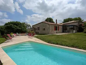 Gite à Val des Vignes,Maison spacieuse avec piscine chauffée, jardin clos, terrasses, cheminée, et équipements bébé inclus. FR-1-653-183 N°855096