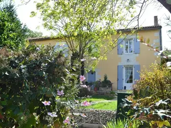 Agriturismo a Saint Genis d'Hiersac,Gîte familial avec jardin au bord de l'eau, terrasses, vélo, jeux, proche Charente, WiFi inclus FR-1-653-189 N°855102