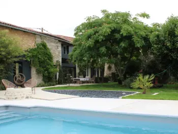 Casa rural en Fontclaireau,Gîte à Fontclaireau : piscine privative, jardin clos, 4 ch., draps et linge fournis FR-1-653-202 N°855112