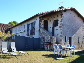 Gite à Esse,Gîte chaleureux en pleine nature avec jardin privé, proche de Confolens, animaux acceptés FR-1-653-23 N°855130