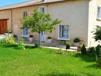 Agriturismo a Val de Bonnieure,Gîte rénové 19ème siècle, 3 chambres, jardin privé, cheminée, internet, jeux, vélos adultes, parking FR-1-653-26 N°855133