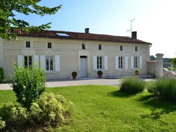 Gite à Lignières Ambleville Lignières Sonneville,Gîte viticole avec jardin clos, terrasse, jeux et visites de distillerie en Charente FR-1-653-30 N°855135