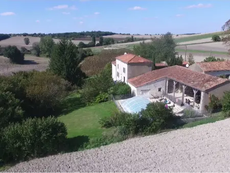Gîte familial avec piscine, jardin clos, équipements bébé, animaux acceptés, Chadurie - Photo 1